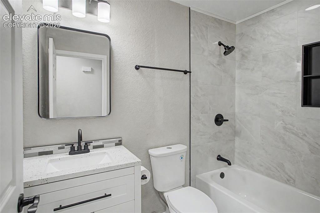Image 8 of 10: Bathroom