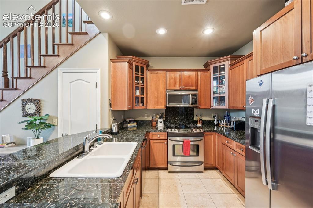 Image 16 of 50: Kitchen