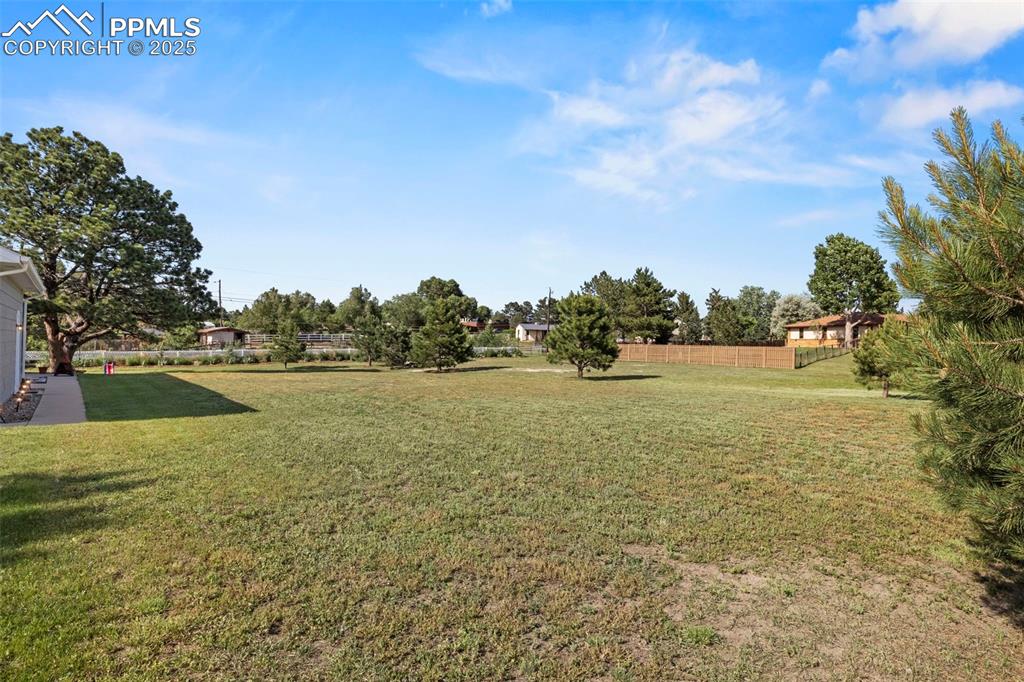 Image 23 of 47: HUGE yard!