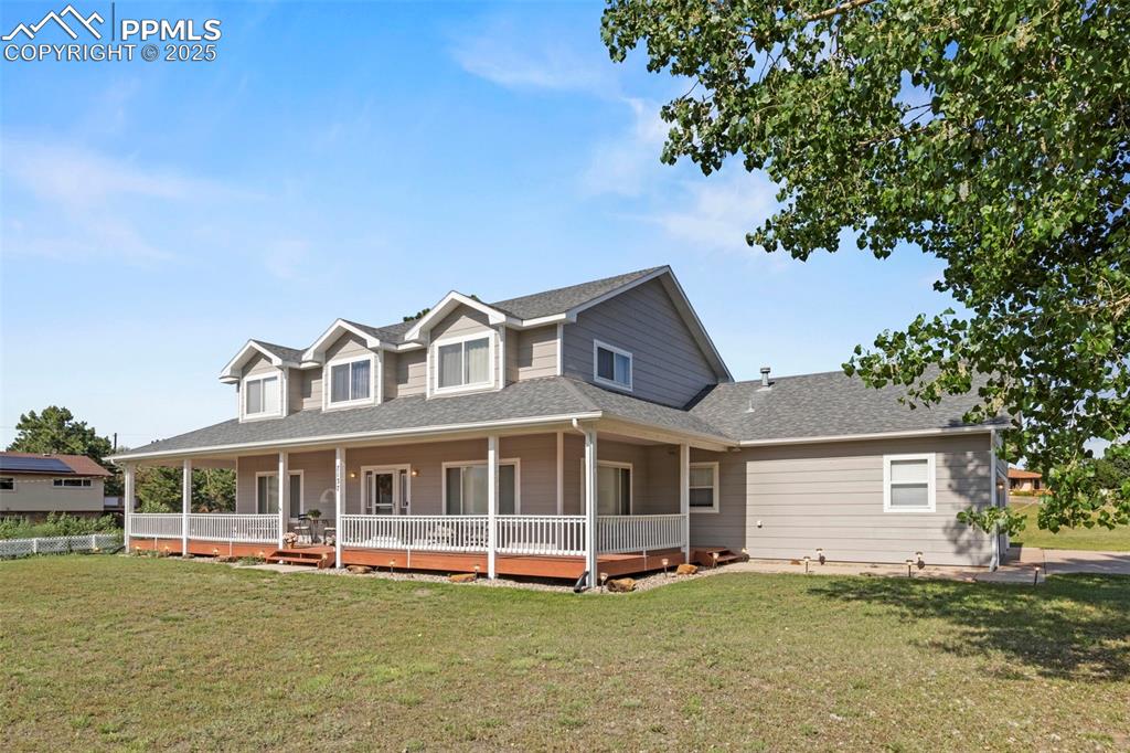 Image 49 of 50: Lovely exterior!