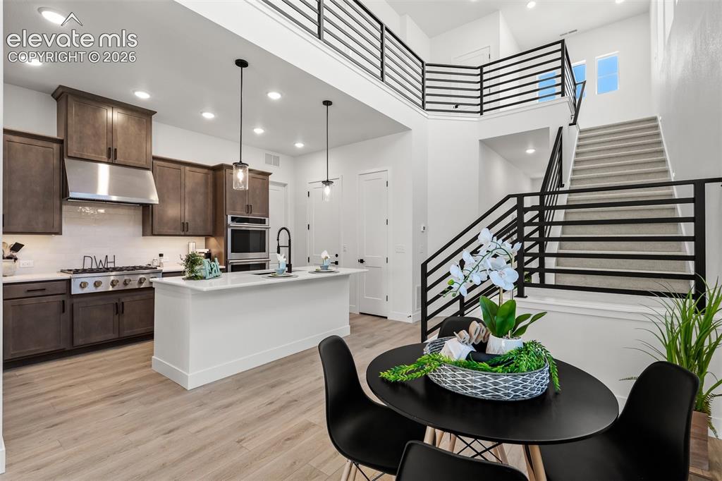 Image 10 of 45: Dining Area