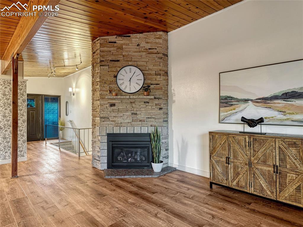 Image 10 of 40: Deck