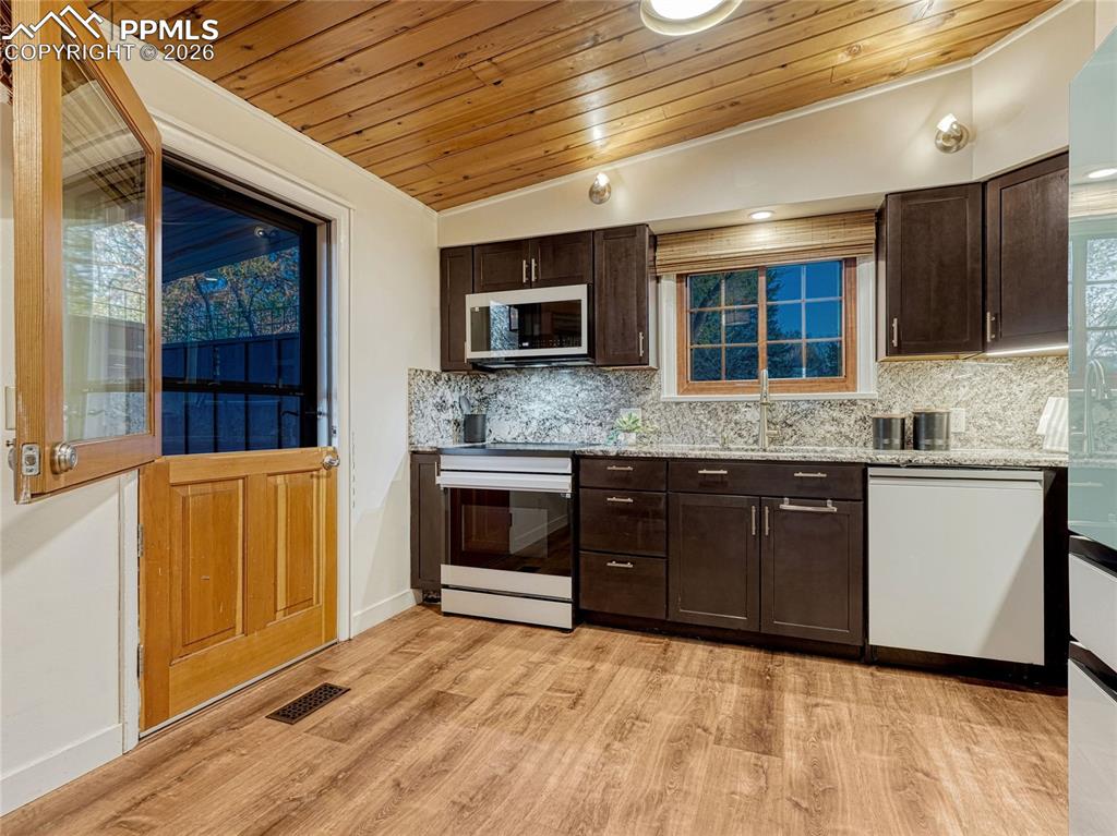 Image 17 of 40: Living Room