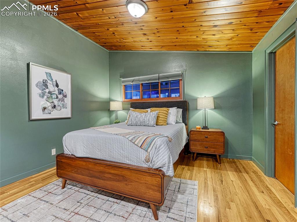 Image 18 of 40: Dining Area