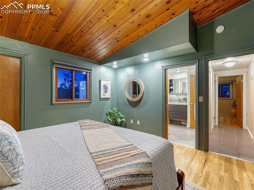 Image 19 of 40: Dining Area