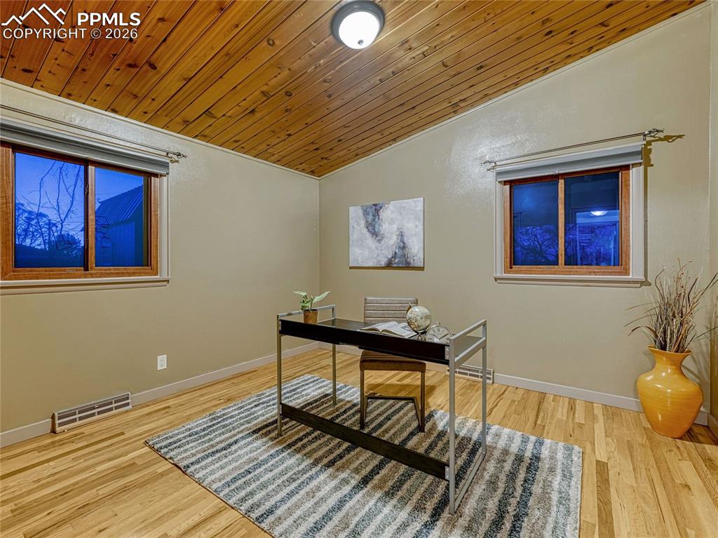 Image 21 of 40: Bedroom