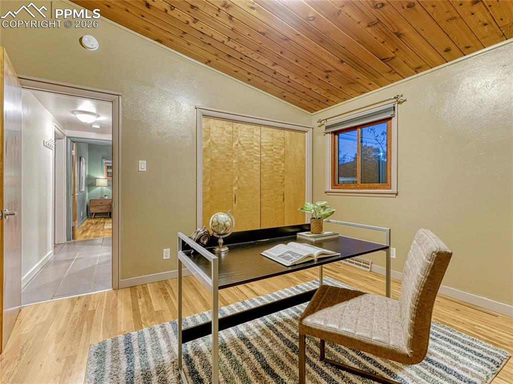 Image 22 of 40: Bedroom