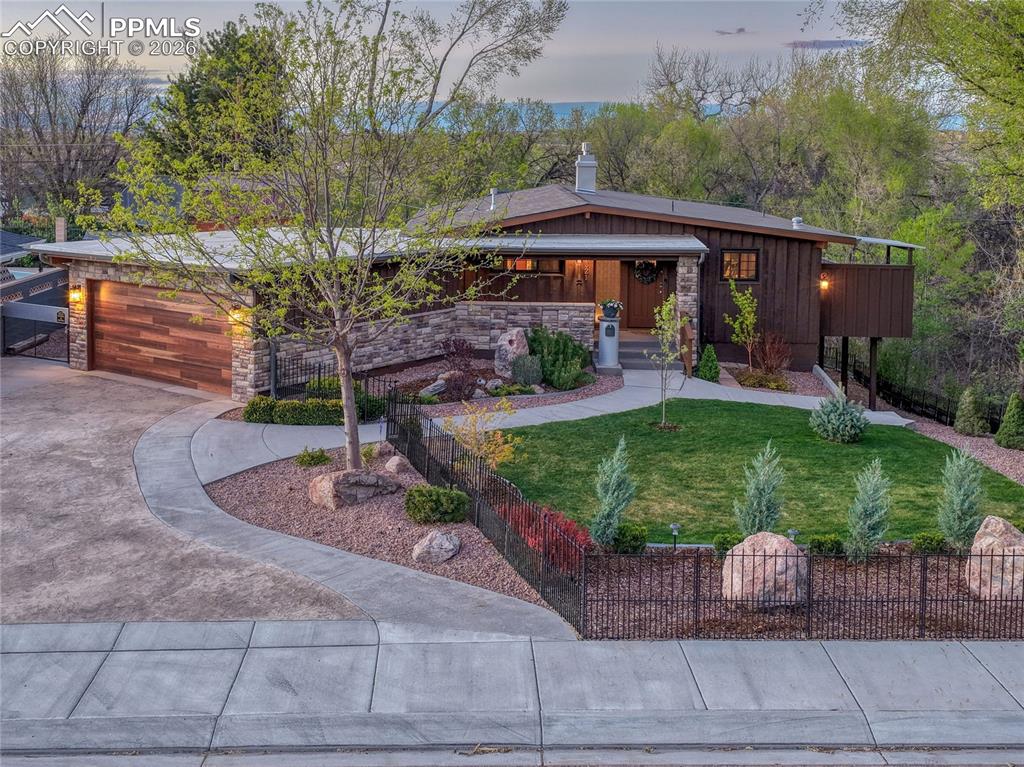 Image 24 of 40: Office