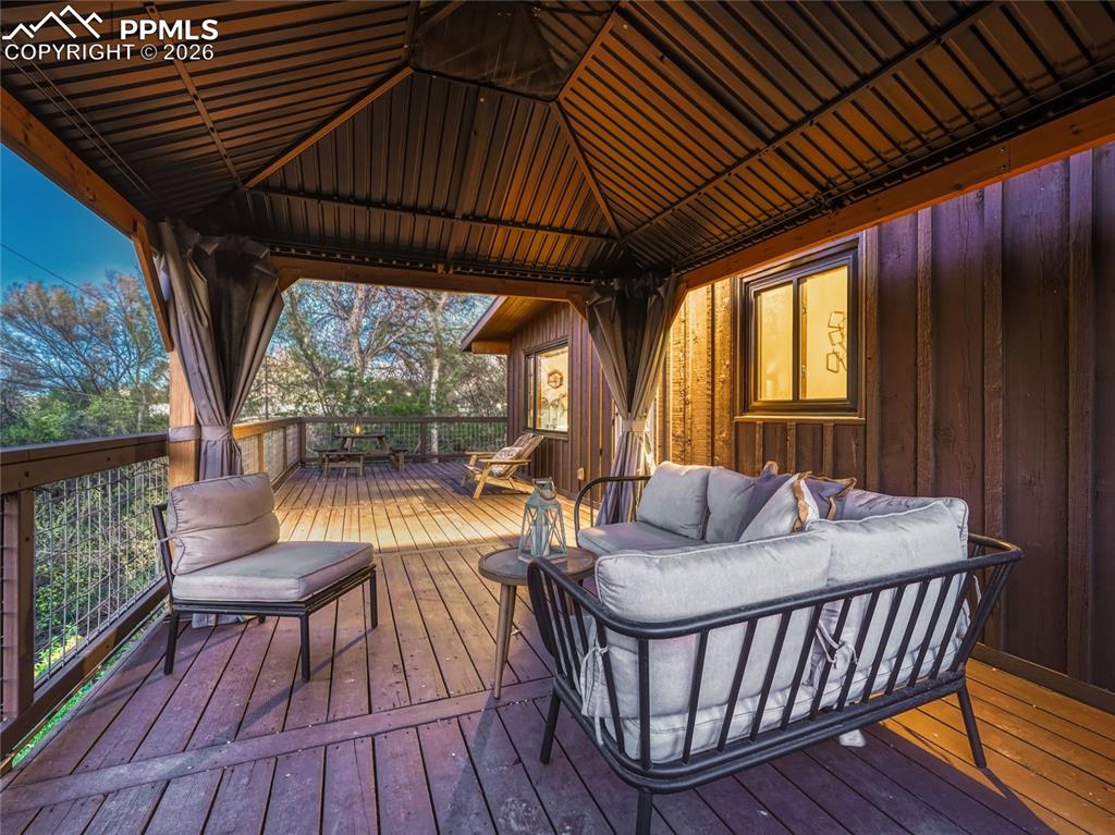 Image 26 of 40: Deck