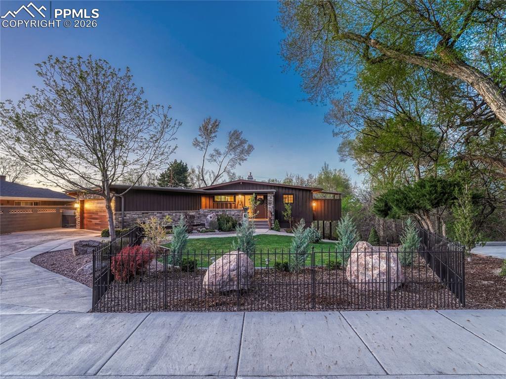 Image 8 of 40: Bedroom