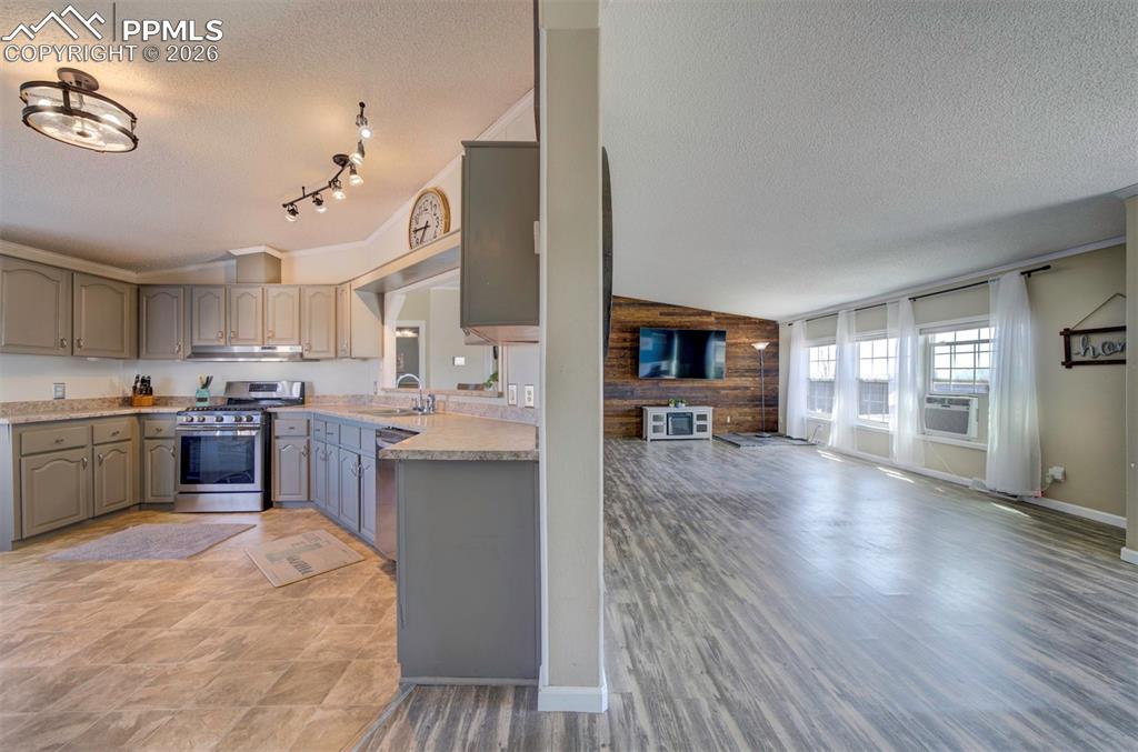 Image 11 of 44: Kitchen