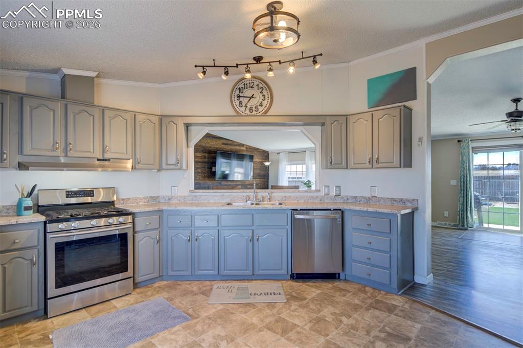 Image 13 of 44: Kitchen