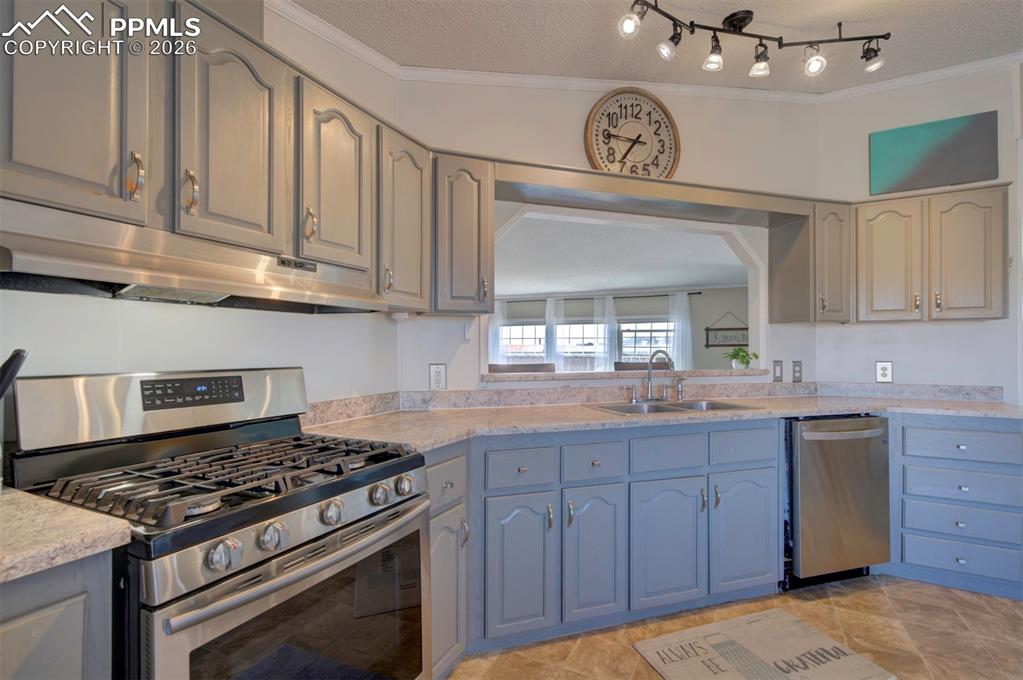 Image 15 of 44: Kitchen