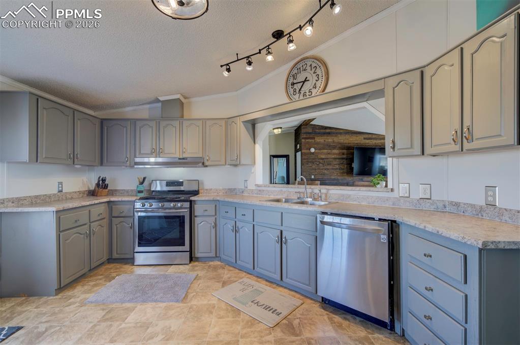 Image 16 of 44: Kitchen