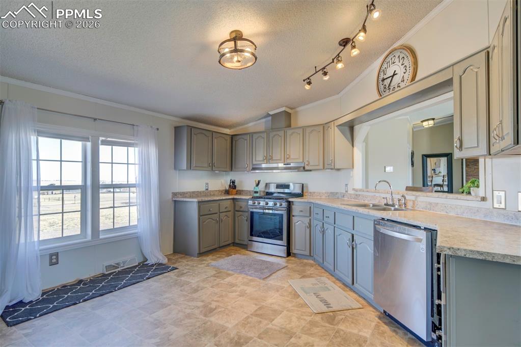 Image 17 of 44: Kitchen