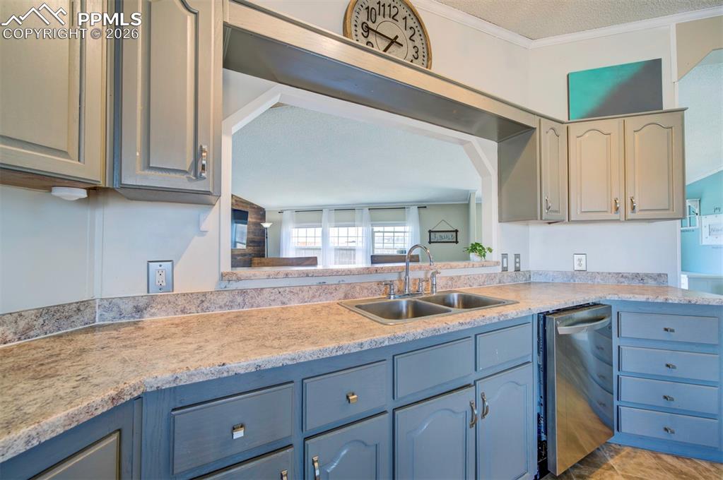 Image 18 of 44: Kitchen