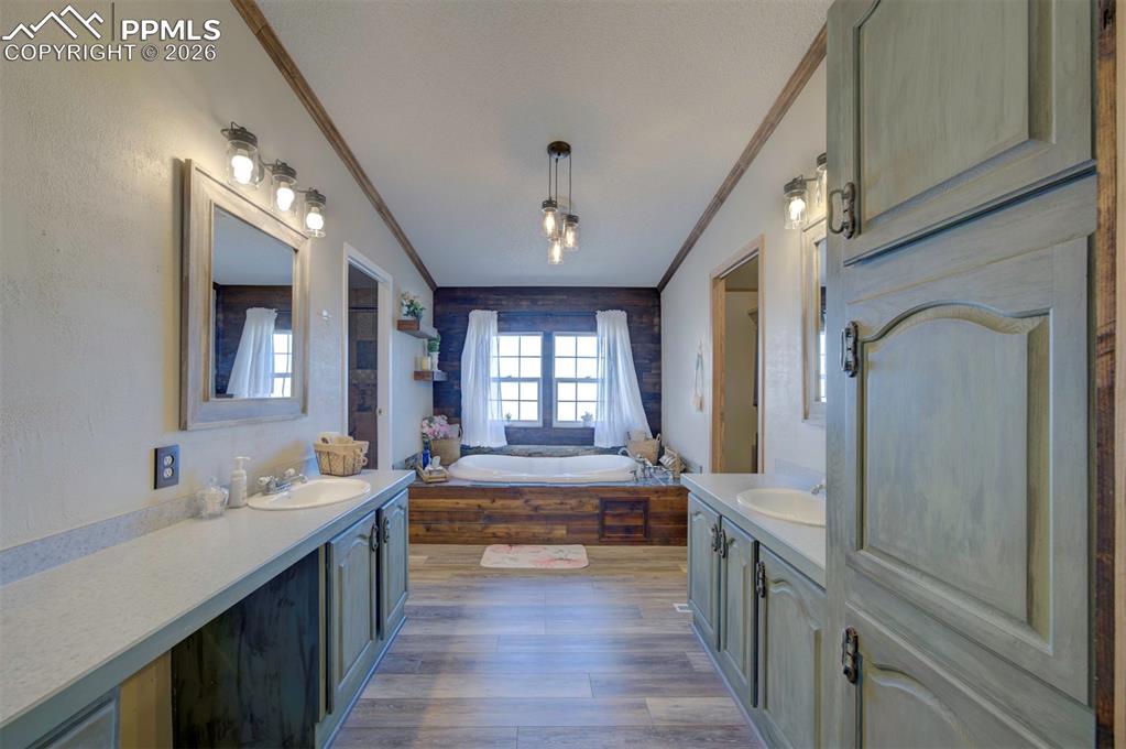 Image 24 of 44: Bathroom