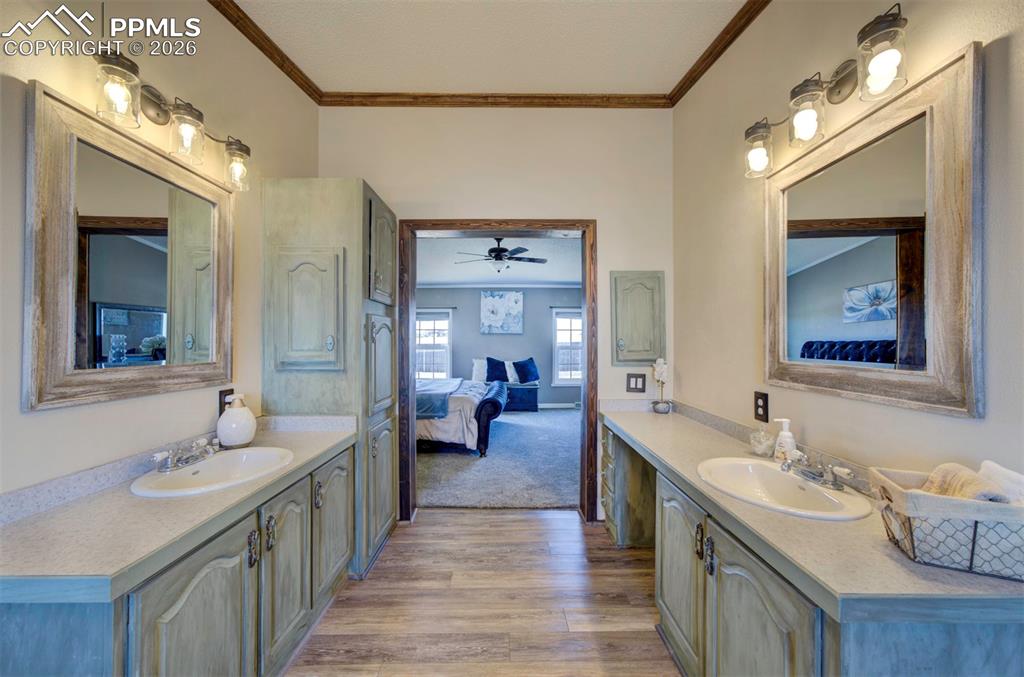 Image 25 of 44: Bathroom