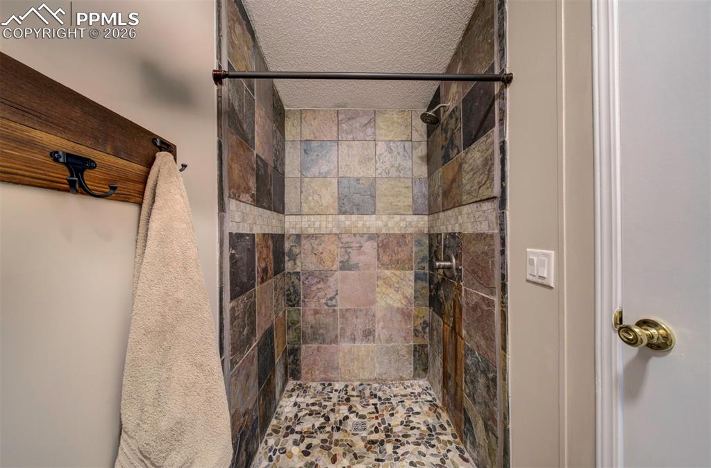 Image 26 of 44: Bathroom