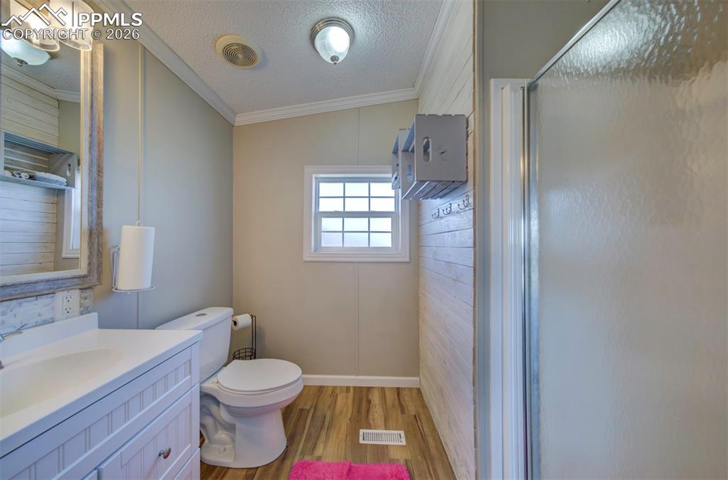 Image 32 of 44: Bathroom