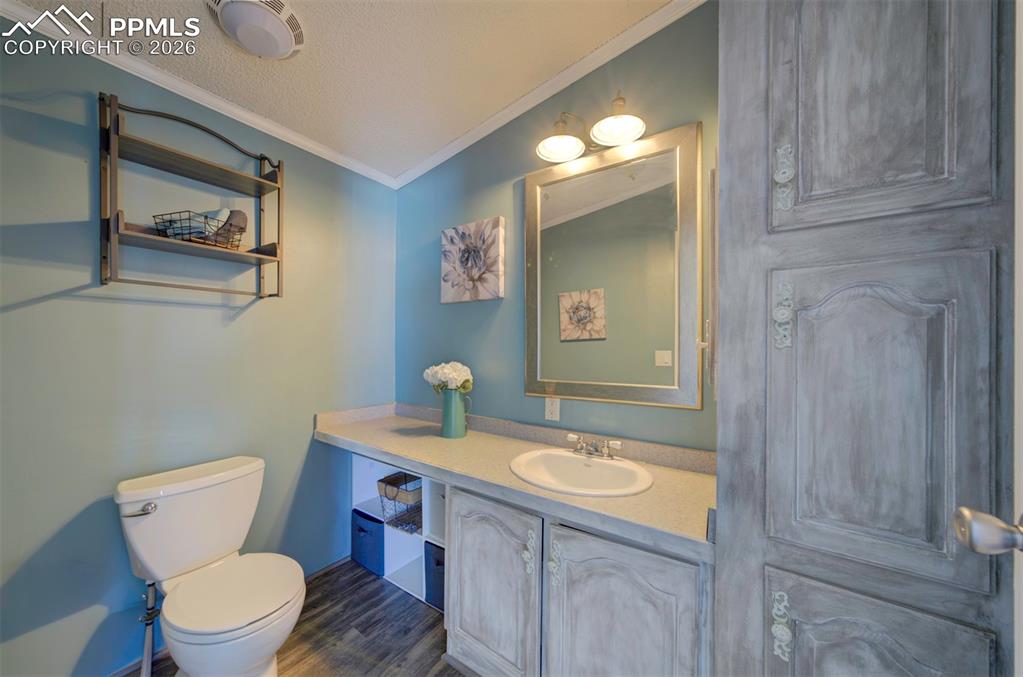 Image 35 of 44: Bathroom