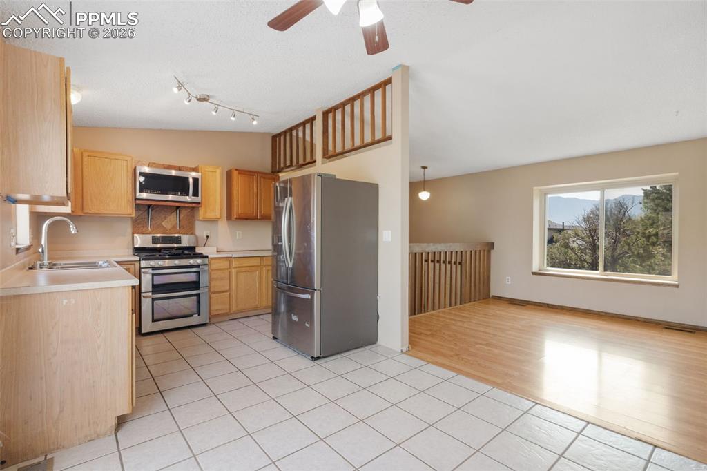 Image 16 of 45: Kitchen