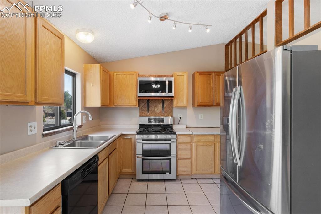 Image 17 of 45: Kitchen