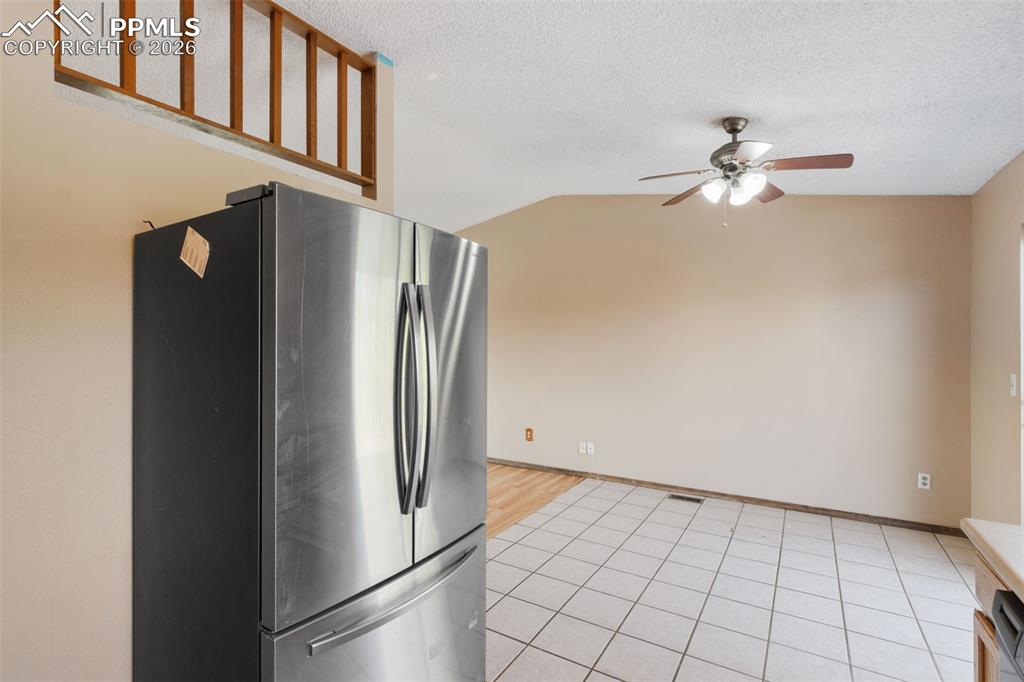 Image 18 of 45: Kitchen