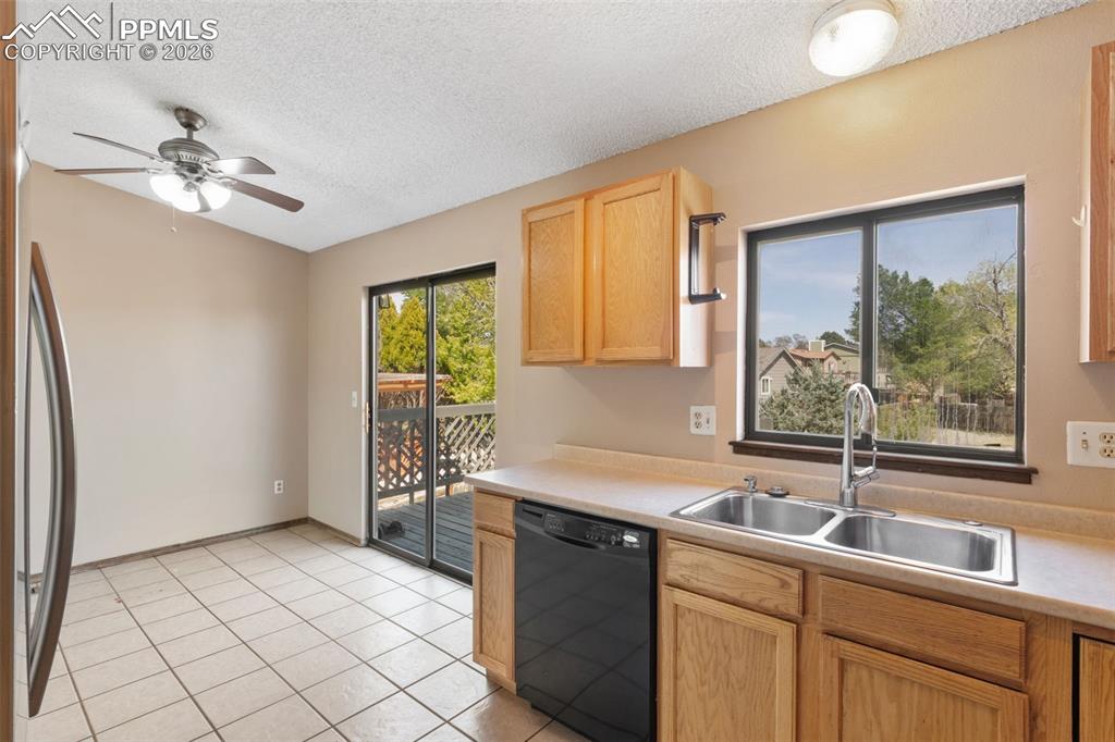 Image 19 of 45: Kitchen