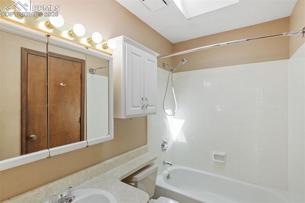 Image 33 of 45: Bathroom