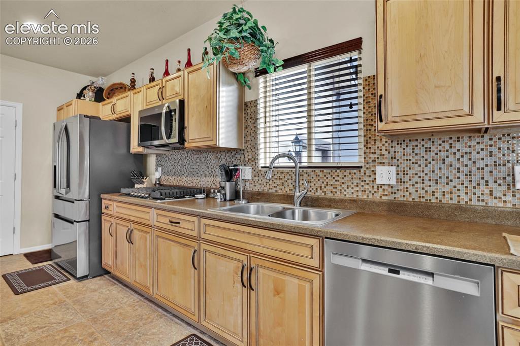 Image 14 of 50: Kitchen