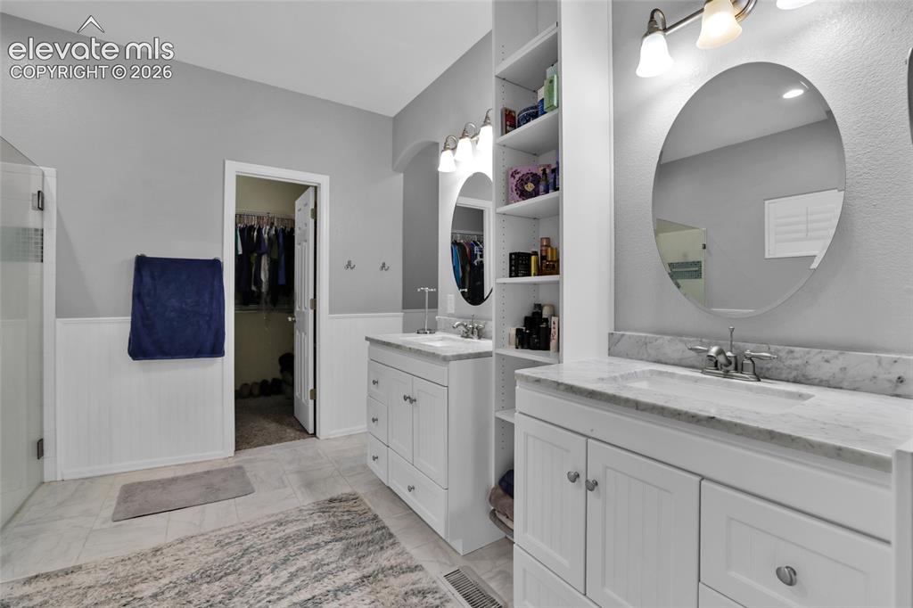 Image 19 of 50: Bathroom