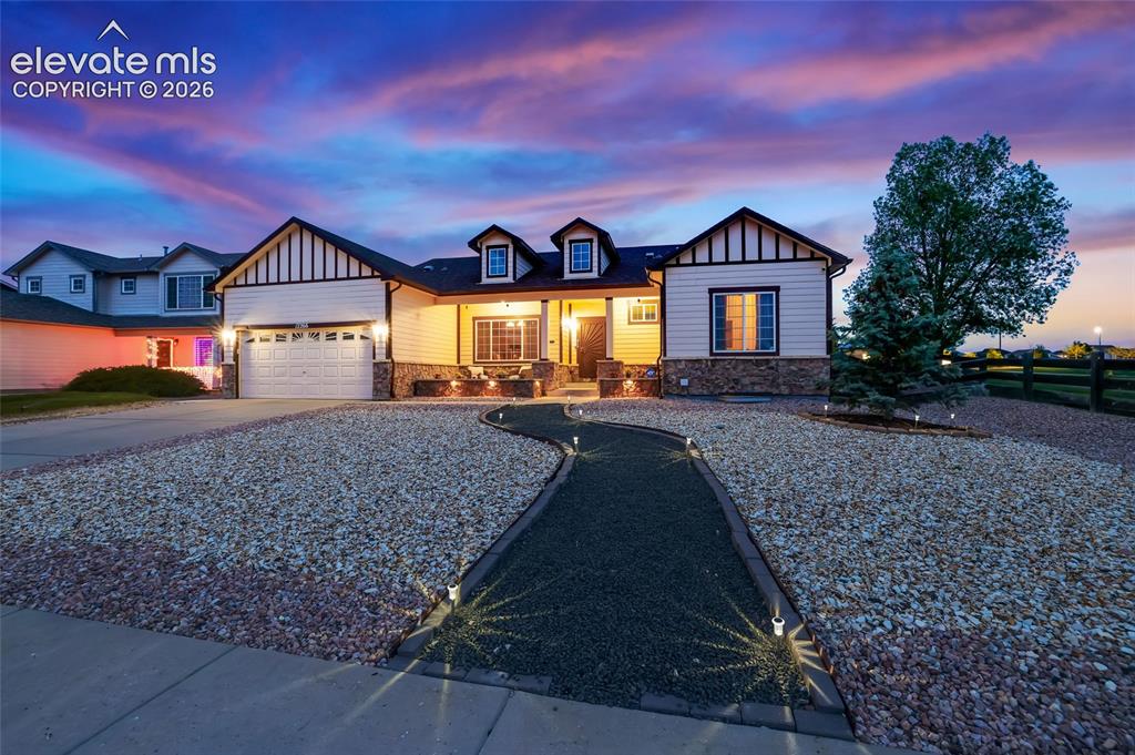 Image 46 of 50: Exterior lighting in front