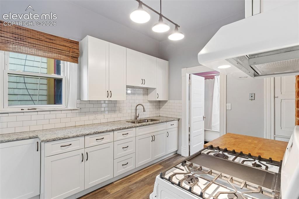 Image 17 of 38: Kitchen