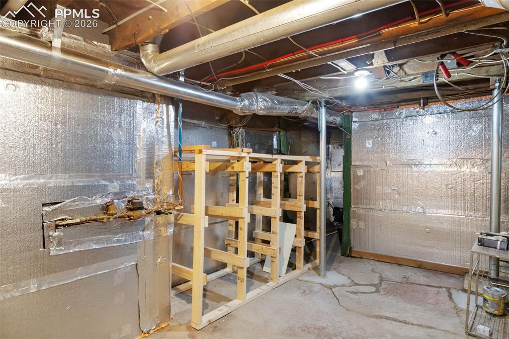 Image 31 of 38: Plenty of storage available.