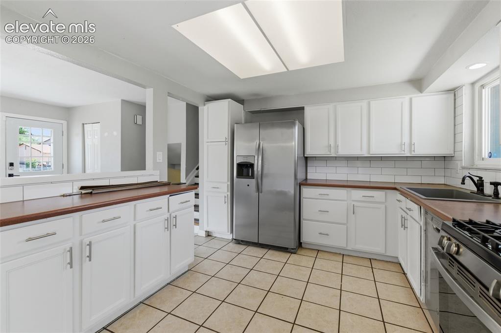 Image 11 of 39: Kitchen