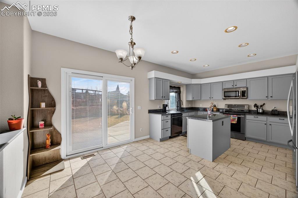 Image 14 of 49: Kitchen