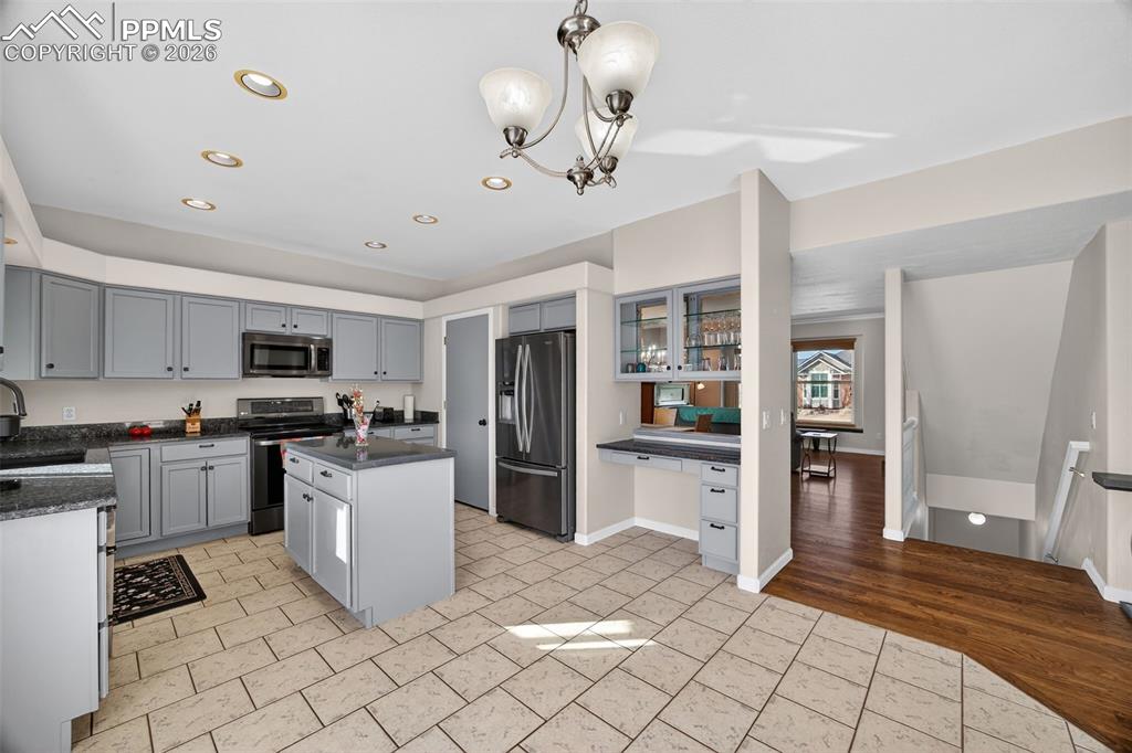 Image 15 of 49: Kitchen