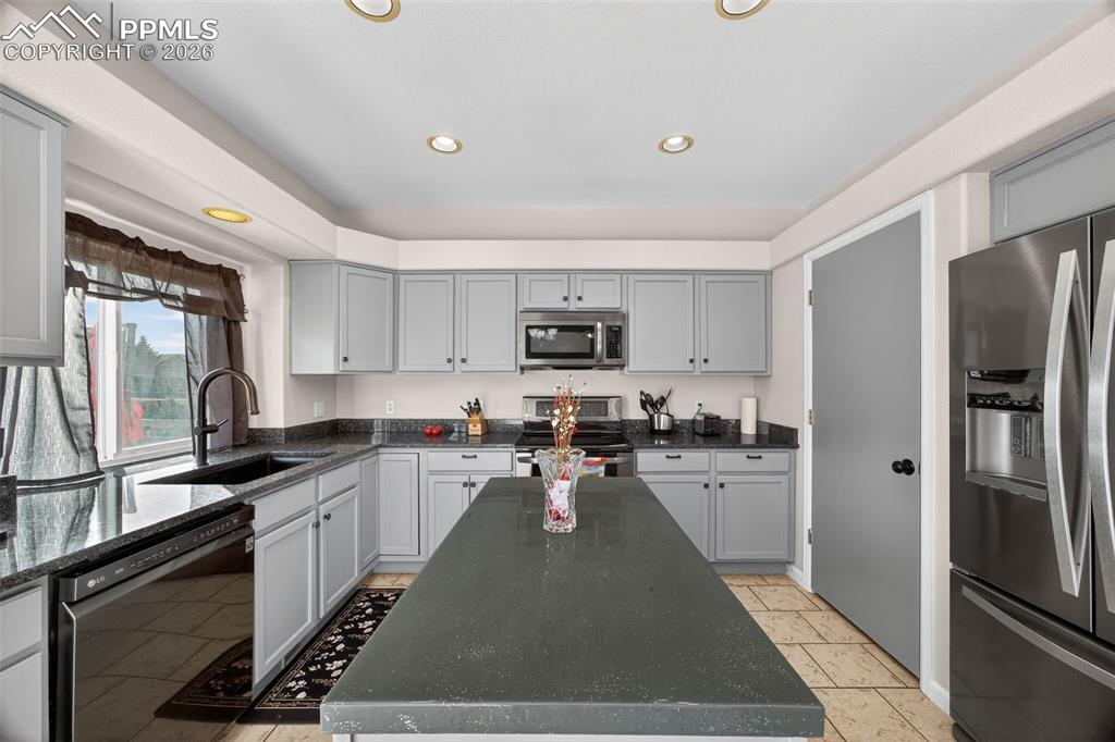 Image 16 of 49: Kitchen