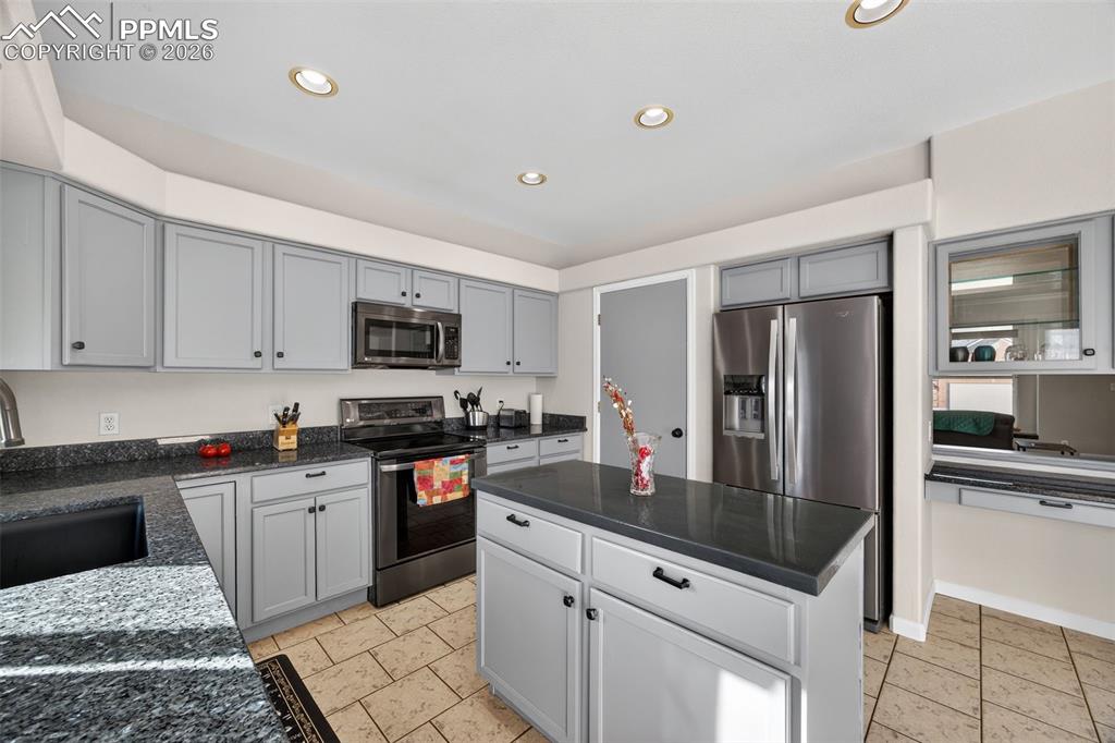 Image 17 of 49: Kitchen