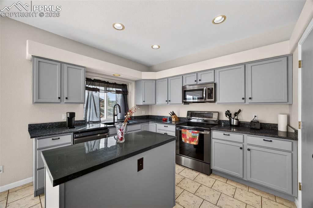 Image 18 of 49: Kitchen