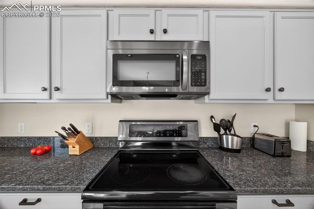 Image 20 of 49: Living Room