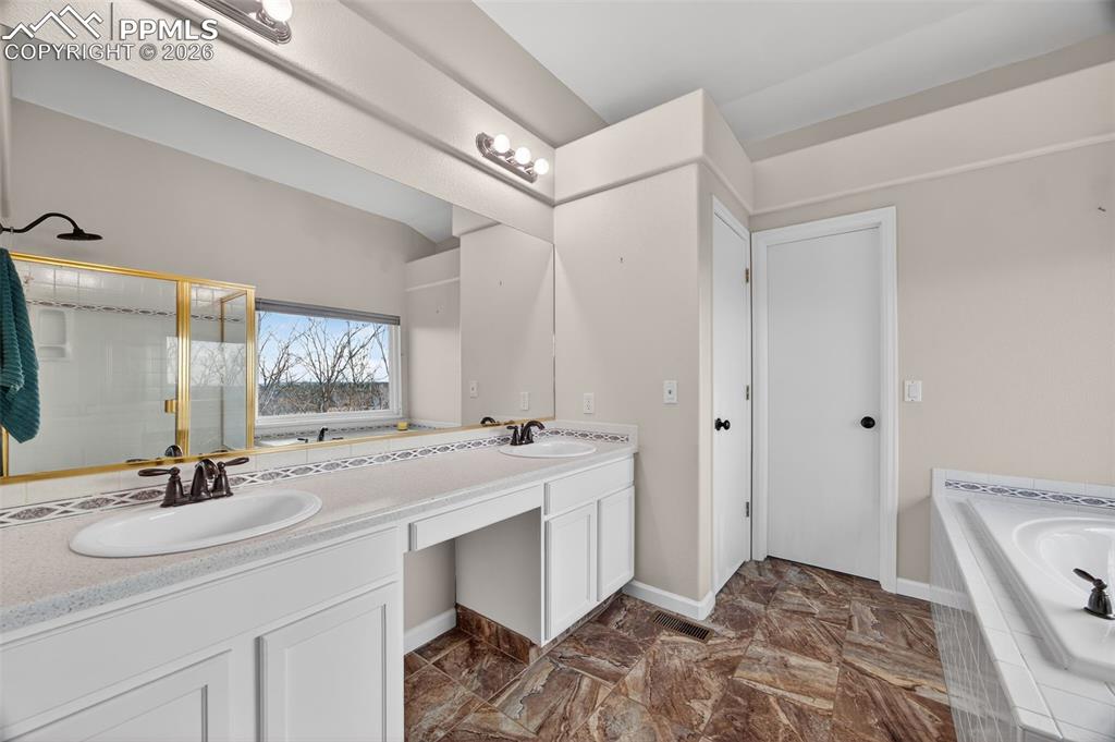 Image 32 of 49: Bathroom