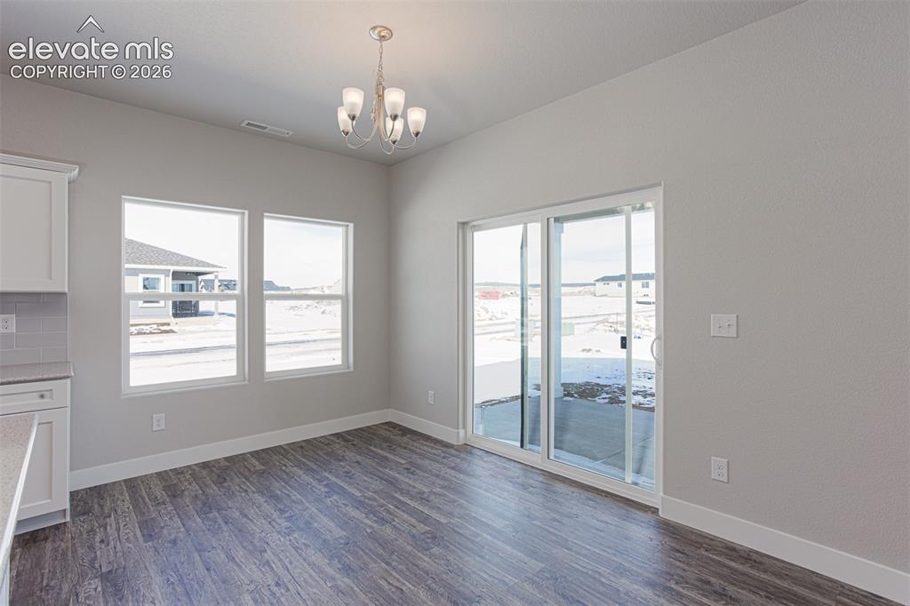 Image 10 of 25: Dining Area