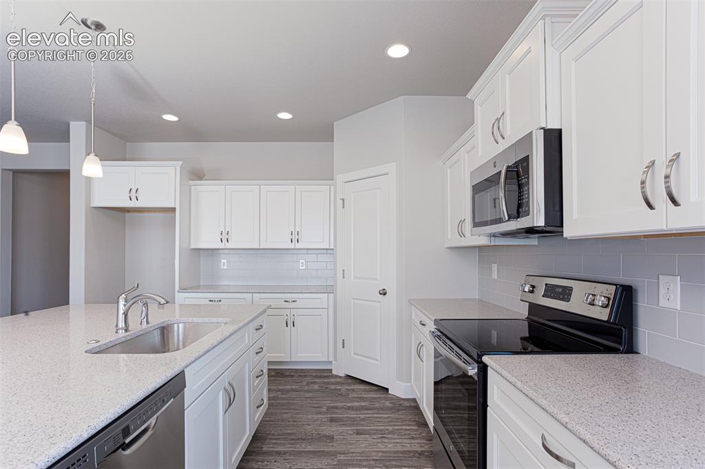 Image 12 of 25: Kitchen