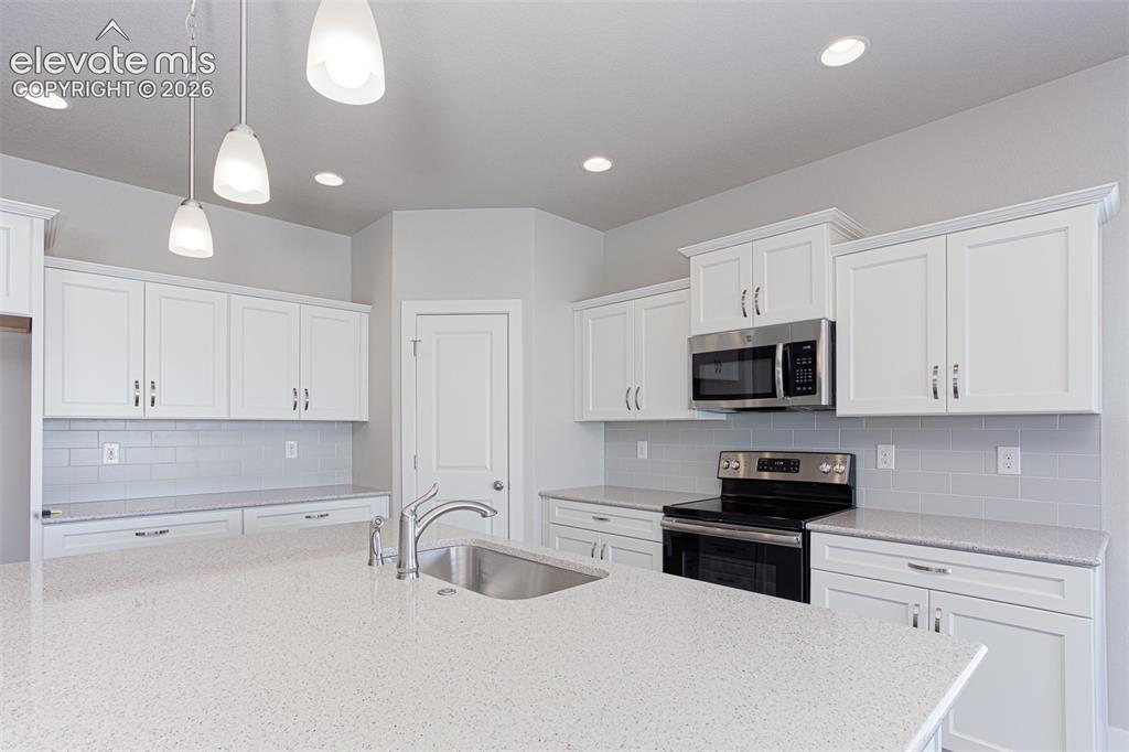 Image 13 of 25: Kitchen