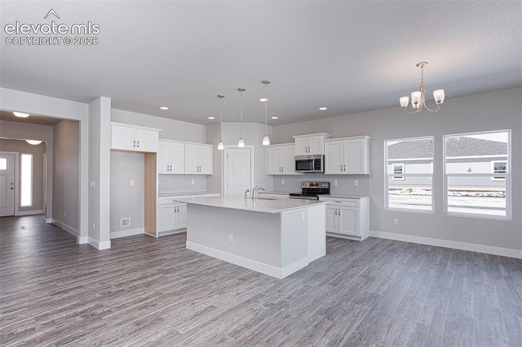 Image 14 of 25: Kitchen