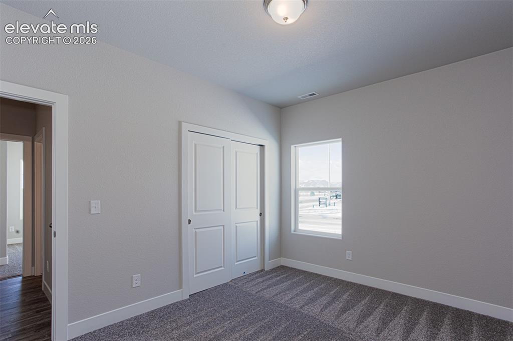 Image 18 of 25: Bedroom
