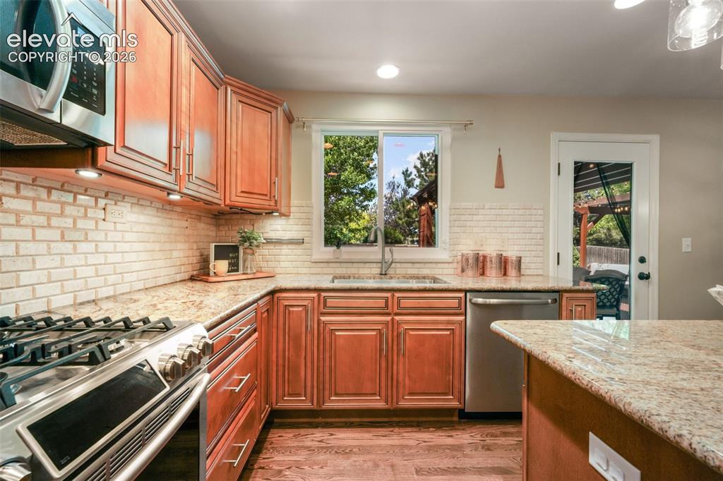Image 18 of 50: Kitchen