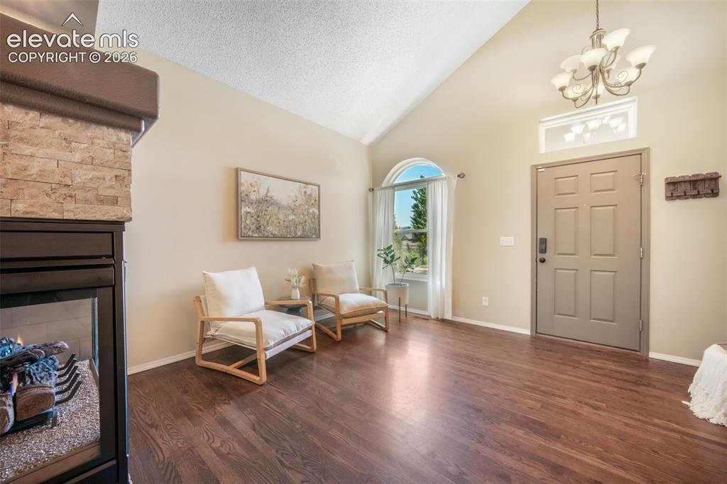 Image 9 of 50: Living Room